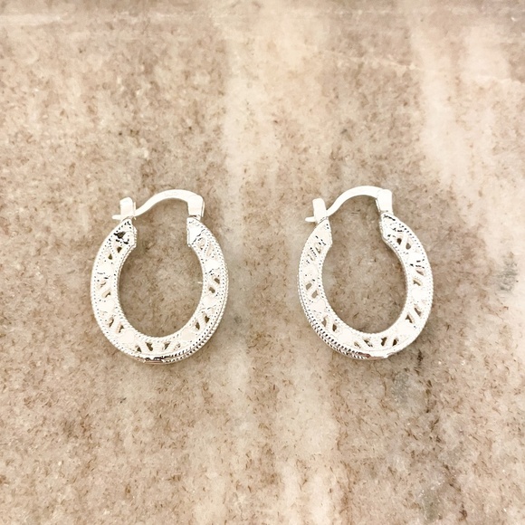 925 Sterling Silver Small Hoop Earrings Elegant Heart Hoop Flower Earrings - Picture 2 of 6